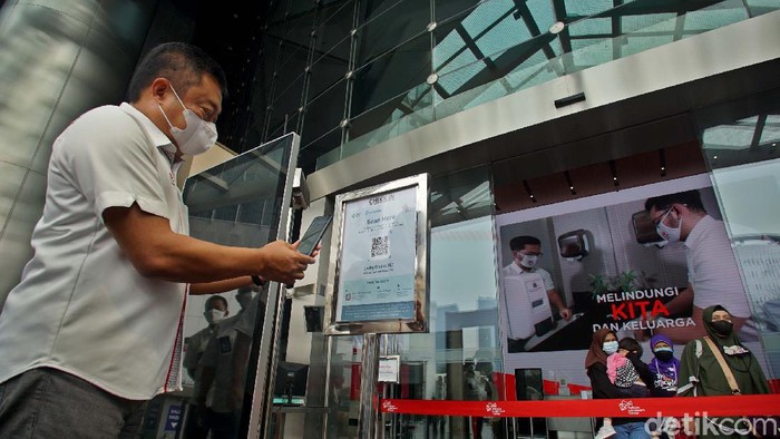 Digitalisasi Guna Memutus Penyebaran COVID-19 Pemerintah tampaknya semakin serius mengintegrasikan pengendalian wabah COVID-19 dengan menggunakan aplikasi PeduliLindungi. Nggak cuma ke mal, masuk kantor juga wajib pakai lho.