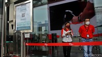 Seorang pekerja yang ada di kawasan perkantoran Gedung Telkom ini wajib menggunakan aplikasi ini dan sudah di vaksin.