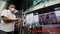 Nggak cuma masuk mal dan pusat perbelanjaan saja yang wajib men-scan aplikasi pedulilindungi ini. Masuk perkantoran, perjalanan dengan moda transportasi umum baik darat, laut dan udara semua menggunakan digitalisasi ini.