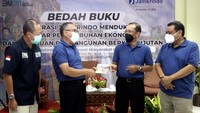 General Manager Badan Pengelola Ciletuh Pelabuhan Ratu UNESCO Global Geopark Dody Sumantri, Wakil Bupati Sukabumi H. Iyos Somantri, Direktur MSDM, Umum dan Kepatuhan PT Jamkrindo Sulis Usdoko, Asisten Deputi Bidang Tanggung Jawab Sosial dan Lingkungan(TJSL) Kementerian BUMN RI Agus Suharyono berbincang usai menjadi pembicara dalam Bedah Buku Inspirasi Jamkrindo Mendukung Pilar Pertumbuhan Ekonomi Dalam Tujuan Pembangunan Berkelanjutan di Sukabumi, Jawa Barat.