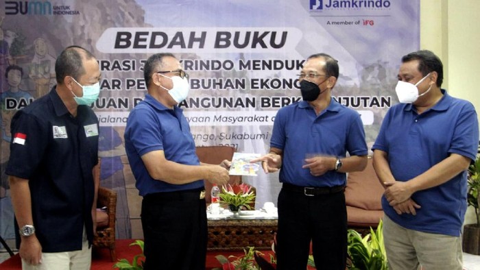 Bedah Buku Inspirasi Jamkrindo dalam Mendukung pertumbuhan ekonomi dalam tujuan pembangunan berkelanjutan khususnya di kawasan Ciletuh Pelabuhan Ratu Sukabumi, Jawa Barat dengan melibatkan masyarakat.