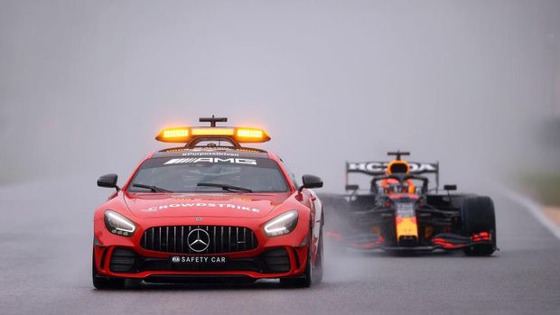 SPA, BELGIUM - AUGUST 29: The FIA Safety Car leads Max Verstappen of the Netherlands driving the (33) Red Bull Racing RB16B Honda and the rest of the field at the restart during the F1 Grand Prix of Belgium at Circuit de Spa-Francorchamps on August 29, 2021 in Spa, Belgium. (Photo by Lars Baron/Getty Images)