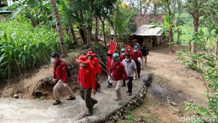 Vaksinasi door to door digelar di Bantul, Yogyakarta. Diharapkan lewat program itu makin banyak warga di kawasan Bantul yang dapat disuntik vaksin COVID-19.