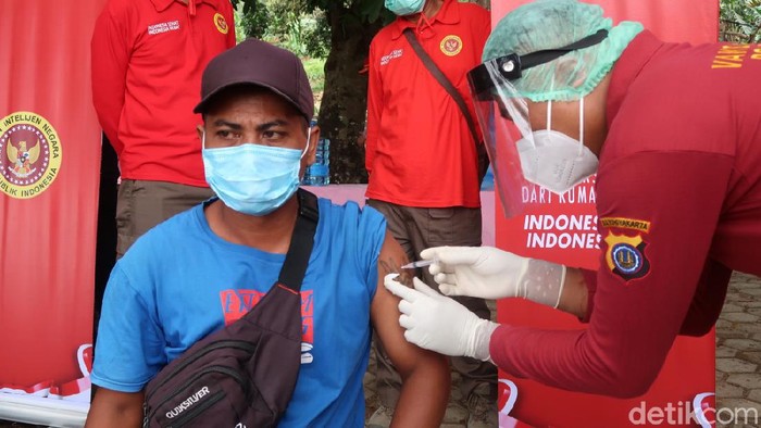 Vaksinasi door to door digelar di Bantul, Yogyakarta. Diharapkan lewat program itu makin banyak warga di kawasan Bantul yang dapat disuntik vaksin COVID-19.