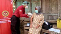 Program vaksinasi COVID-19 massal terus digencarkan di Indonesia. Guna memenuhi kebutuhan vaksinasi COVID-19 di daerah, program vaksinasi door to door pun dilaksanakan.