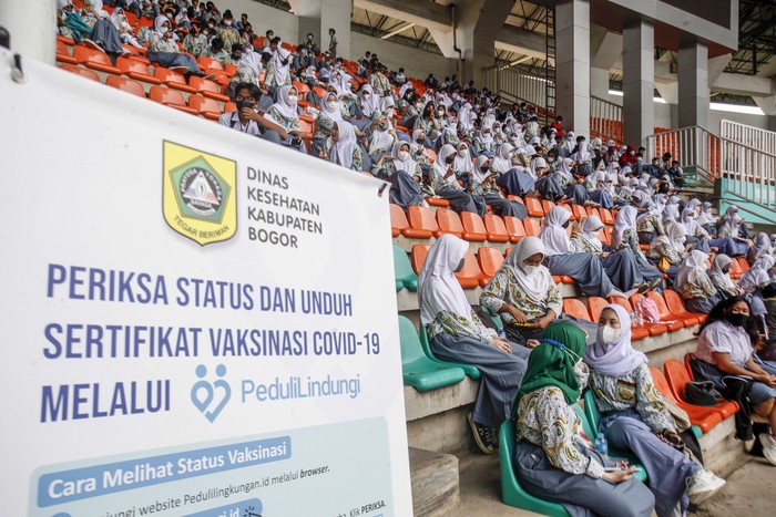 Vaksinasi COVID-19 pada anak di atas 12 tahun terus dilakukan. Stadion sepakbola di Bogor ini pun dialihfungsi menjadi lokasi vaksinasi COVID-19 anak.