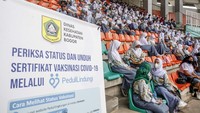 Program vaksinasi COVID-19 massal untuk anak berusia di atas 12 tahun terus dilakukan di berbagai wilayah Indonesia.