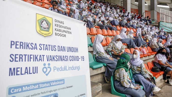 Vaksinasi COVID-19 pada anak di atas 12 tahun terus dilakukan. Stadion sepakbola di Bogor ini pun dialihfungsi menjadi lokasi vaksinasi COVID-19 anak.