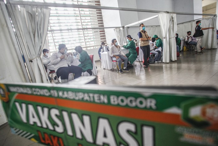 Vaksinasi COVID-19 pada anak di atas 12 tahun terus dilakukan. Stadion sepakbola di Bogor ini pun dialihfungsi menjadi lokasi vaksinasi COVID-19 anak.