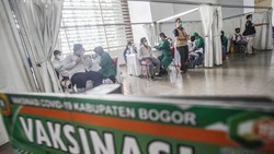 Vaksinasi COVID-19 pada anak di atas 12 tahun terus dilakukan. Stadion sepakbola di Bogor ini pun dialihfungsi menjadi lokasi vaksinasi COVID-19 anak.