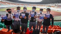Sejumlah pelajar menunjukan kartu vaksinasi setelah divaksin COVID-19 di Stadion Pakansari ,Cibinong, Kabupaten Bogor, Jawa Barat, Selasa (31/8/2021).