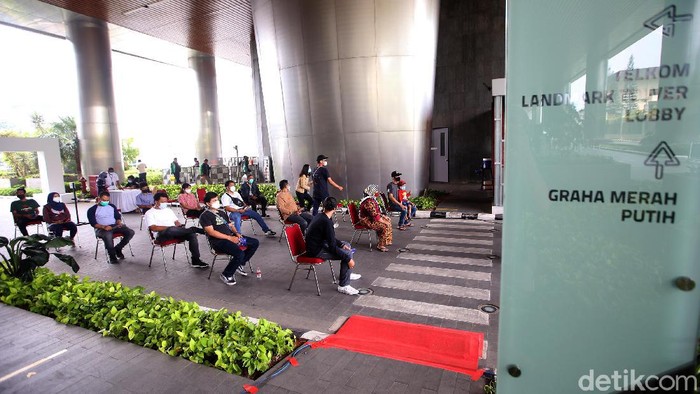 Telkomgroup terus menggenjot program vaksinasi COVID-19 untuk menjangkau seluruh karyawan dan keluarga karyawan di seluruh daerah Indonesia, guna mengejar target herd immunity.
