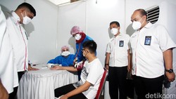Telkomgroup terus menggenjot program vaksinasi COVID-19 dan menjangkau seluruh karyawan dan keluarganya di seluruh daerah Indonesia guna mencapai herd immunity.