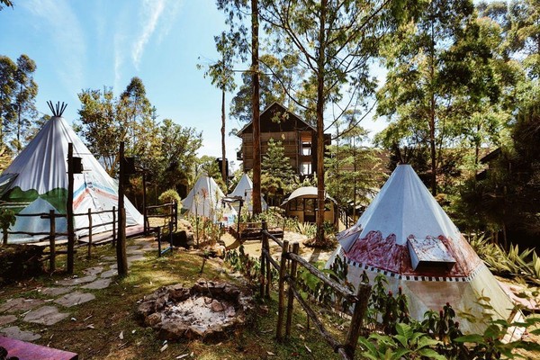 Ciwidey Valley Resort bisa jadi alternatif lain buat kamu yang ingin glamping bareng keluarga atau teman. Ciwidey Valley Resort menyediakan area Camping Ground dengan tenda berdesain ala suku Indian di Amerika. Sesuai dengan konsep glamping, di sini kamu akan mendapatkan fasilitas seperti TV, brankas, api unggun, peralatan tidur, brankas, hingga teko listrik. (dok Instagram/resortciwideyvalley). Ciwidey Valley Resort bisa jadi alternatif lain buat kamu yang ingin glamping bareng keluarga atau teman. Ciwidey Valley Resort menyediakan area Camping Ground dengan tenda berdesain ala suku Indian di Amerika. Sesuai dengan konsep glamping, di sini kamu akan mendapatkan fasilitas seperti TV, brankas, api unggun, peralatan tidur, brankas, hingga teko listrik. (dok Instagram/resortciwideyvalley).