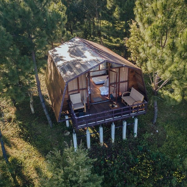 Bukit Lintang Sewu menjadi salah satu tempat glamping terhits di Yogyakarta. Terletak di Kecamatan Dlingo, Bantul, wisata ini berada di atas puncak bukit dengan ketinggian 500 mdpl. Jadi, kamu bisa camping sambil menikmati kerlap-kerlip lampu Yogya saat malam hari. (dok Instagram/bukitlintangsewu) Bukit Lintang Sewu menjadi salah satu tempat glamping terhits di Yogyakarta. Terletak di Kecamatan Dlingo, Bantul, wisata ini berada di atas puncak bukit dengan ketinggian 500 mdpl. Jadi, kamu bisa camping sambil menikmati kerlap-kerlip lampu Yogya saat malam hari. (dok Instagram/bukitlintangsewu)