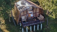 Bukit Lintang Sewu menjadi salah satu tempat glamping terhits di Yogyakarta. Terletak di Kecamatan Dlingo, Bantul, wisata ini berada di atas puncak bukit dengan ketinggian 500 mdpl. Jadi, kamu bisa camping sambil menikmati kerlap-kerlip lampu Yogya saat malam hari. (dok Instagram/bukitlintangsewu)