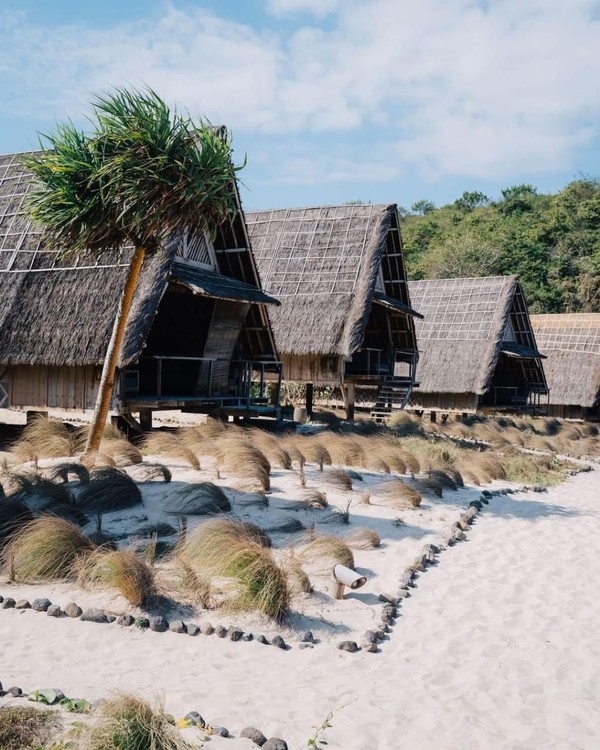 Camping di tengah hutan mungkin sudah biasa, namun bagaimana dengan camping di pinggir pantai? Jeeva Beloam Beach Camp di Lombok, Nusa Tenggara Barat menghadirkan pengalaman camping di pinggir pantai dengan pemandangan Pulau Sumbawa dan Hutan Sengon. Berbeda dari tempat lainnya, Jeeva Beloam Beach Camp hanya memiliki 11 cottages dengan desain rumah tradisional khas NTB, yang membuat kamu merasa seperti liburan di pulau pribadi. (dok Instagram/jeevabeloambeachcamp). Camping di tengah hutan mungkin sudah biasa, namun bagaimana dengan camping di pinggir pantai? Jeeva Beloam Beach Camp di Lombok, Nusa Tenggara Barat menghadirkan pengalaman camping di pinggir pantai dengan pemandangan Pulau Sumbawa dan Hutan Sengon. Berbeda dari tempat lainnya, Jeeva Beloam Beach Camp hanya memiliki 11 cottages dengan desain rumah tradisional khas NTB, yang membuat kamu merasa seperti liburan di pulau pribadi. (dok Instagram/jeevabeloambeachcamp).