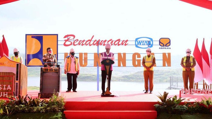Presiden Jokowi meresmikan Bendungan Kuningan, Jawa Barat, Selasa (31/8/2021).  Bendungan ini digarap selama 7 tahun dengan dana Rp 513 miliar.
