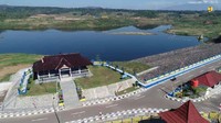 Bergeser ke Kabupaten Kuningan, Provinsi Jawa Barat, Jokowi akhirnya meresmikan Bendungan Kuningan, 31 Agustus 2021. Bendungan tersebut dibangun senilai Rp 513 miliar dengan kapasitas tampung mencapai 25,9 juta meter kubik. Bendungan Kuningan dapat mensuplai air bagi lahan pertanian seluas 3.000 hektar yang terdapat di Kabupaten Kuningan, Kabupaten Cirebon dan Kabupaten Brebes. Dengan begitu, jika suplai air untuk irigasi ini dapat terjaga, maka diharapkan petani dapat menambah frekuensi tanamnya dari yang hanya satu kali dalam setahun menjadi dua hingga tiga kali setahun. (dok. Kementerian PUPR)