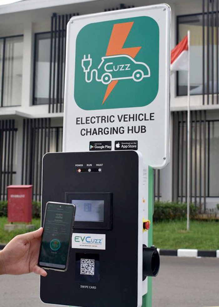 Pertumbuhan mobil listrik tak terlepas dari infrastruktur charging untuk umum atau SPKLU yang mana secara statistik Indonesia membutuhkan 454.000 lokasi pengecasan mulai tahun ini hingga 2030. EVCuzz karya anak bangsa hadir melengkapi EV Charging Station (SPKLU) yang mendapatkan ijin resmi PKLU dari pemerintah guna memperkuat charging infrastruktur di Indonesia.