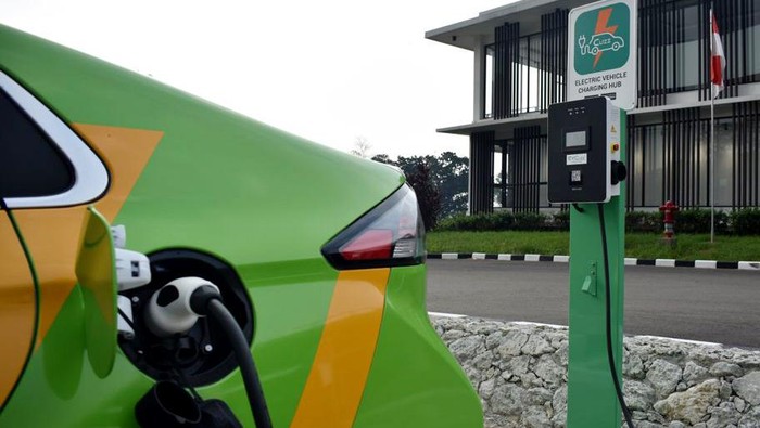 Ini EVCuzz Charge Mobil Listrik Karya Anak Bangsa Pertumbuhan mobil listrik tak terlepas dari infrastruktur charging untuk umum atau SPKLU yang mana secara statistik Indonesia membutuhkan 454.000 lokasi pengecasan mulai tahun ini hingga 2030. EVCuzz karya anak bangsa hadir melengkapi EV Charging Station (SPKLU) yang mendapatkan ijin resmi PKLU dari pemerintah guna memperkuat charging infrastruktur di Indonesia.