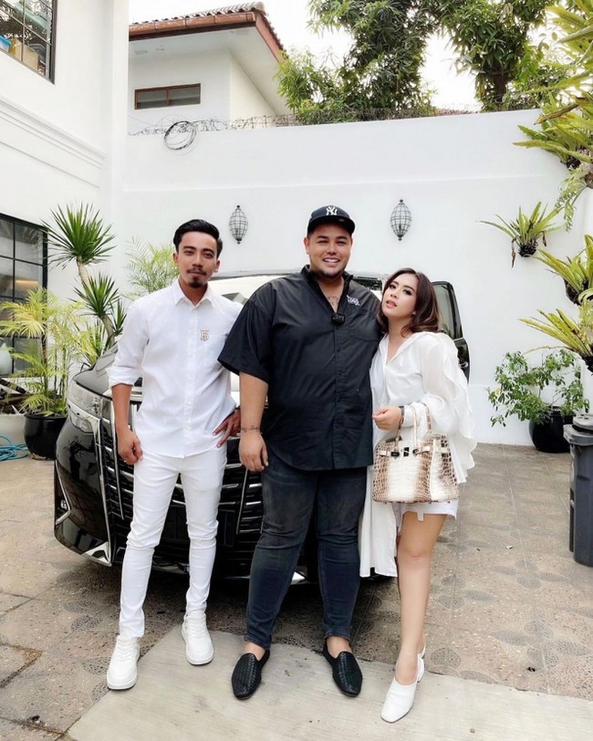 Baru sebulan menjalani diet, rupanya Ivan Gunawan sudah berhasil menurunkan berat tubuhnya sekitar 18 kilo gram. Penampilannya pun kini terlihat jauh berbeda dan lebih kurus. Foto: Instagram/@ivan_gunawan