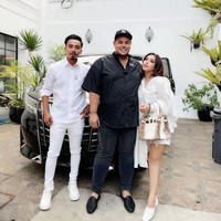 Baru sebulan menjalani diet, rupanya Ivan Gunawan sudah berhasil menurunkan berat tubuhnya sekitar 18 kilo gram. Penampilannya pun kini terlihat jauh berbeda dan lebih kurus. Foto: Instagram/@ivan_gunawan