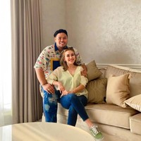 Memiliki tubuh yang lebih kurus, Ivan Gunawan pun banjir pujian netizen. Tak sedikit yang bahkan menyebutnya jadi terlihat lebih tampan. Bagaimana menurutmu? Foto: Instagram/@ivan_gunawan