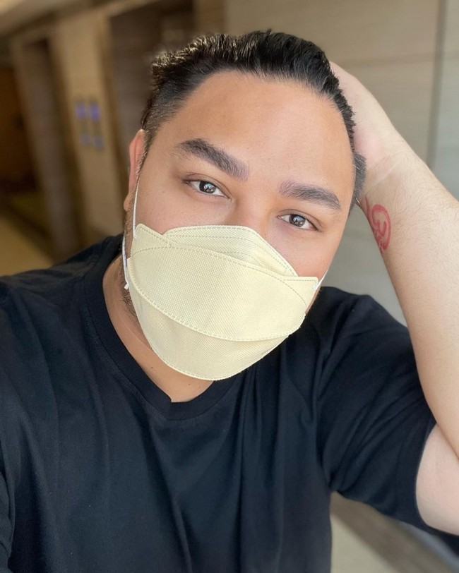 Deddy Corbuzier sendiri sebelumnya terlihat menantang Ivan Gunawan unruk menurunkan berat badannya. Jika berhasil menurunkan berat badannya sebanyak 20 kg dalam waktu 3 bulan, Deddy akan memberikan Ivan Gunawan hadiah sebanyak Rp 500 juta. Foto: Instagram/@ivan_gunawan