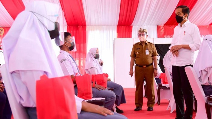 Jokowi tinjau vaksinasi pelajar di Cirebon, Jawa Barat (Foto: Muchlis Jr - Biro Pers Sekretariat Presiden)