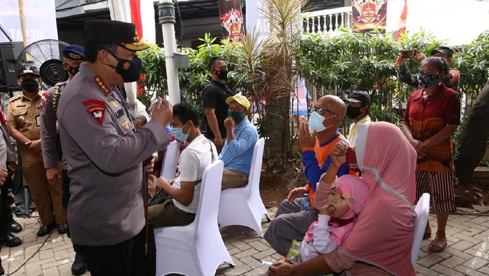 Kapolri Jenderal Listyo Sigit Prabowo hadiri acara bakti sosial di Polsek Tambora (Foto: Istimewa)