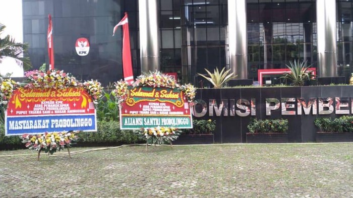 KPK OTT Bupati Probolinggo Puput Tantriana Sari dan suaminya Hasan Aminuddin. Warga dan Aliansi Santri Probolinggo mengapresiasi penangkapan yang dilakukan KPK.