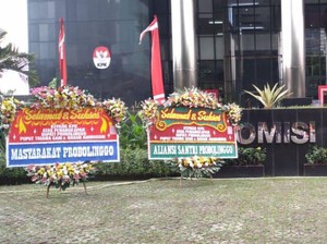 Warga dan Aliansi Santri Probolinggo Kirim Karangan Bunga ke Kantor KPK