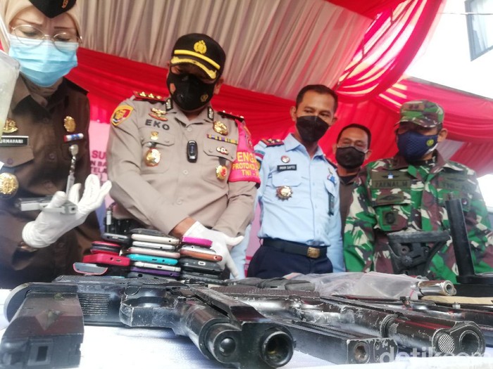 Kejari Sumedang musnahkan belasan senjata api ilegal