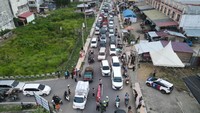Dalam foto udara diperoleh detikcom dari Penerangan Korem 011/Lilawangsa, antrean kendaraan roda empat tampak mengular di lokasi.  (Foto: dok Korem 11 Lilawangsa)