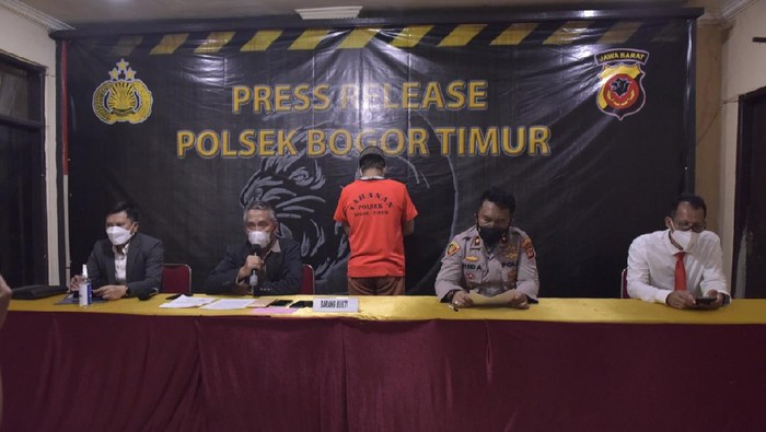 Kepolisian Sektor (Polsek) Bogor Timur merilis pelaku penipuan yang mengatasnamakan Wakil Menteri BUMN dan Direktur Utama PT Pegadaian (Persero).