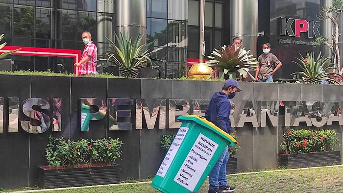 Koalisi Masyarakat Antikorupsi menggelar aksi teatrikal di depan Gedung Merah Putih KPK.