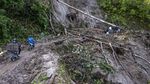 Waduh! Jalan Trans Palu-Kulawi Tertimbun Longsor