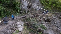 Sejumlah pengendara melitas di ruas Jalan Trans Palu-Kulawi yang tertimbun material longsoran di Desa Salua, Sigi, Sulawesi Tengah, Selasa (31/8/2021).