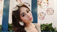 Di foto ini Ayu Thalia memamerkan menu sarapan ala dirinya. Ia menikmati egg benedict yang katanya sangat enak.