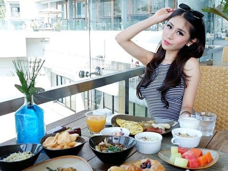 Manisnya Ayu Thalia Saat Makan Egg Benedict dan Masak Pink Taco