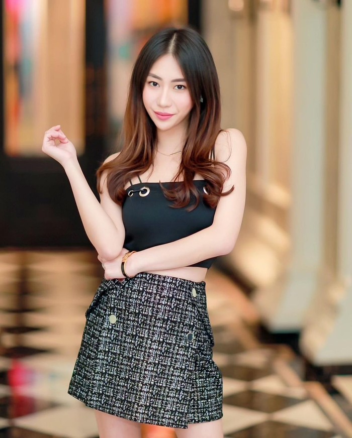 Manisnya Ayu Thalia Saat Makan Egg Benedict dan Masak Pink Taco