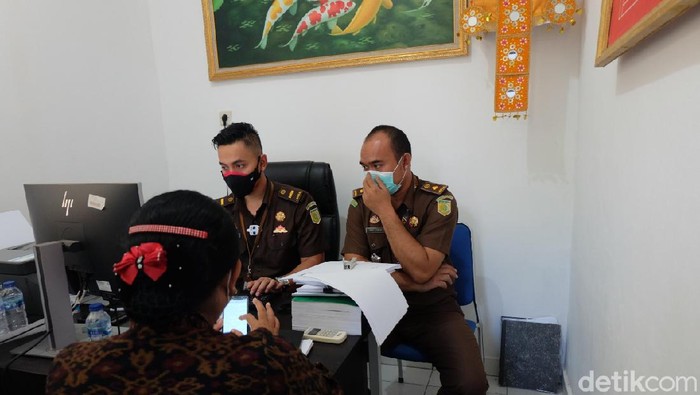 Mantan Bupati Karangasem I Gusti Ayu Mas Sumatri diperiksa Kejari terkait kasus korupsi masker. (Sui/detikcom)