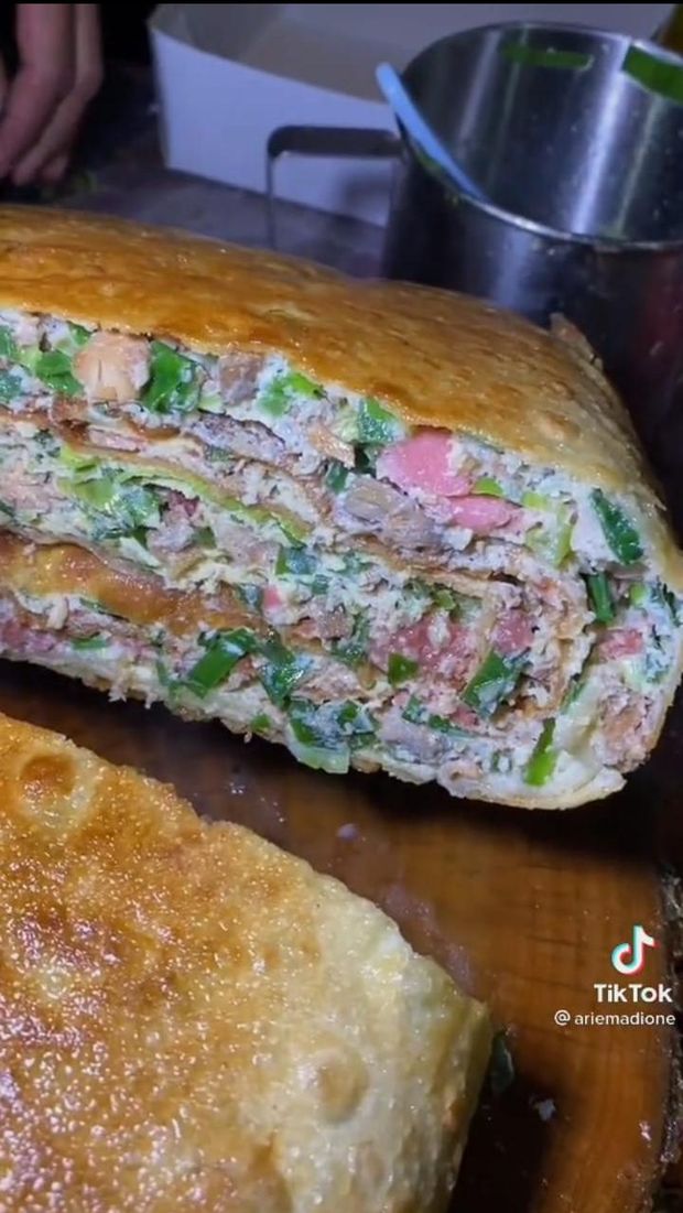 Tebel Banget! Begini Jadinya Kalau 3 Porsi Martabak Telur Jadi Satu