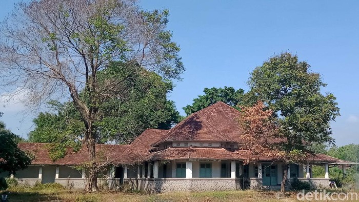 Salah satu pabrik gula (PG) yang dibangun masa kolonial adalah PG Delanggu. Namun kini pabrik yang terletak di Desa/ Kecamatan Delanggu, Kabupaten Klaten, Jawa Tengah itu tinggal sisa bangunan-bangunan tua yang dimakan jaman. PG tersebut menurut catatan dibangun tahun 1917. Pada tahun 1933, pabrik berhenti beroperasi karena dampak krisis ekonomi malaise.