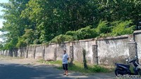 Tembok pabrik, perumahan karyawan yang sebagaian besar berarsitektur Eropa, saluran air dan fasilitas lainnya kini terbengkalai tak terawat dan memprihatinkan. Tumbuh semak belukar hingga tinggi dan menutupi sebagian pagar hingga merusak bangunan.