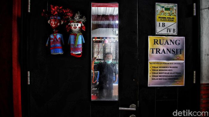 Menjaga Kebersihan dan Rasa Aman di Masa Uji Coba Sekolah Tatap Muka Jakarta telah memulai sekolah tatap muka di tengah penerapan PPKM level 3. Guna beri rasa aman, prokes ketat tetap diterapkan saat sekolah tatap muka digelar.