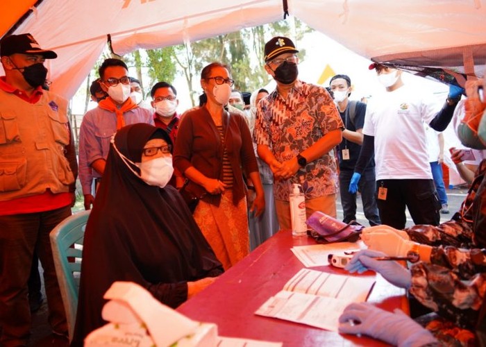 Menkes Puji Komunitas Pecinta Alam Vaksinasi Warga di Kaki Gunung