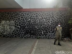 Mural Jadikan Koruptor Pahlawan di Bandung Dihapus Petugas