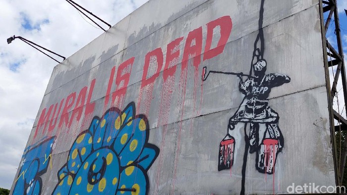 Mural bernada dan bergambar kritik muncul di Kota Bandung, Jawa Barat. Salah satunya mural bertuliskan 'Mural is Dead'.